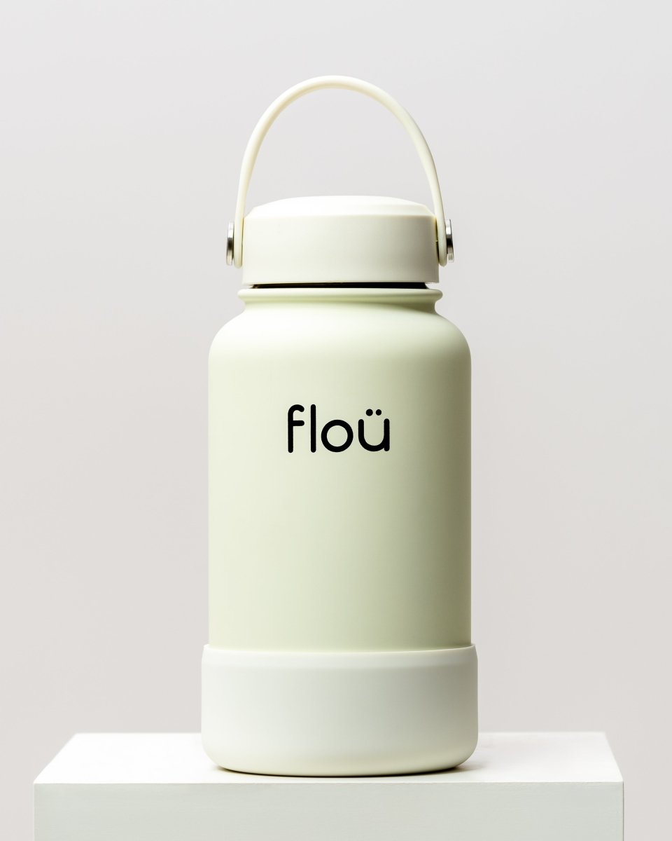 Insulated water bottle with handle lid - color ivory 22 oz