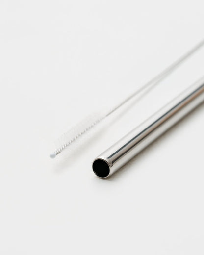 Stainles steel straw with a brush.